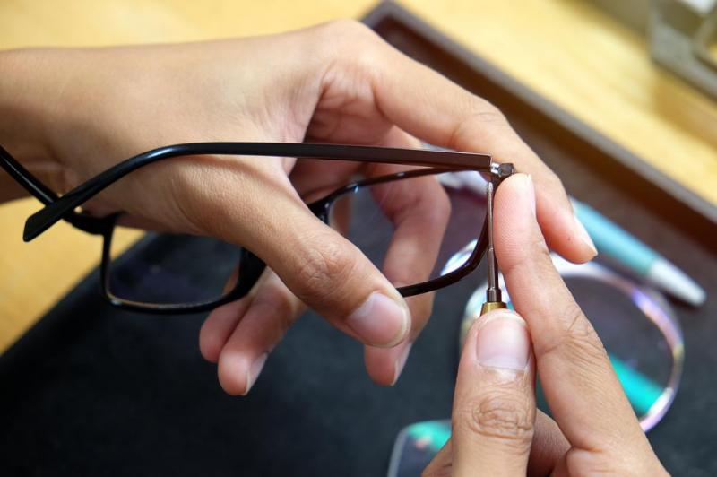 Vis desserr&eacute;e ou plaquette tordue, la r&eacute;paration de vos lunettes pr&egrave;s de H&oelig;nheim
