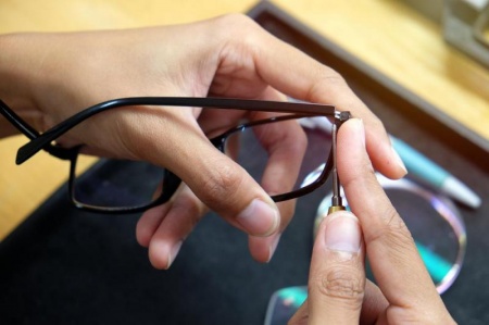 Vis desserr&eacute;e ou plaquette tordue, la r&eacute;paration de vos lunettes pr&egrave;s de H&oelig;nheim